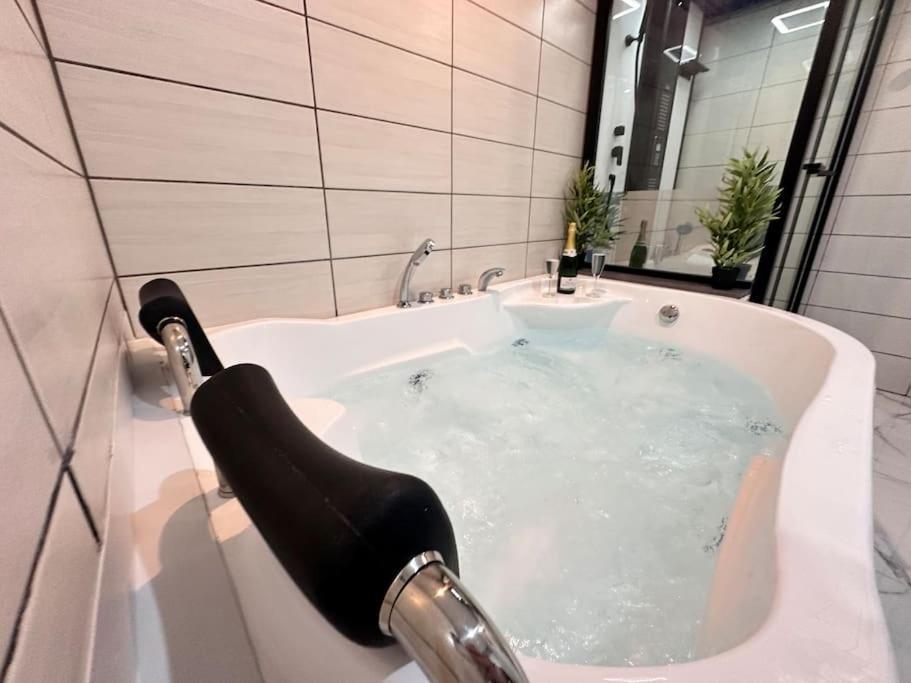 E Servagnat T3 Luxe Avec Sauna Jacuzzi Et Hammam Épernay Zewnętrze zdjęcie